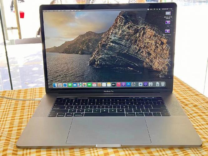 "19岁少年与MacBook Pro的奇妙缘分：网友热议科技新现象"