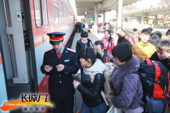 "B检票上车，公交潮人新招，笑翻乘客！