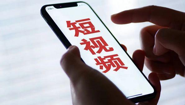 “成品人短视频大全IOS”网民热议：笑谈科技圈里的“皇帝新装”