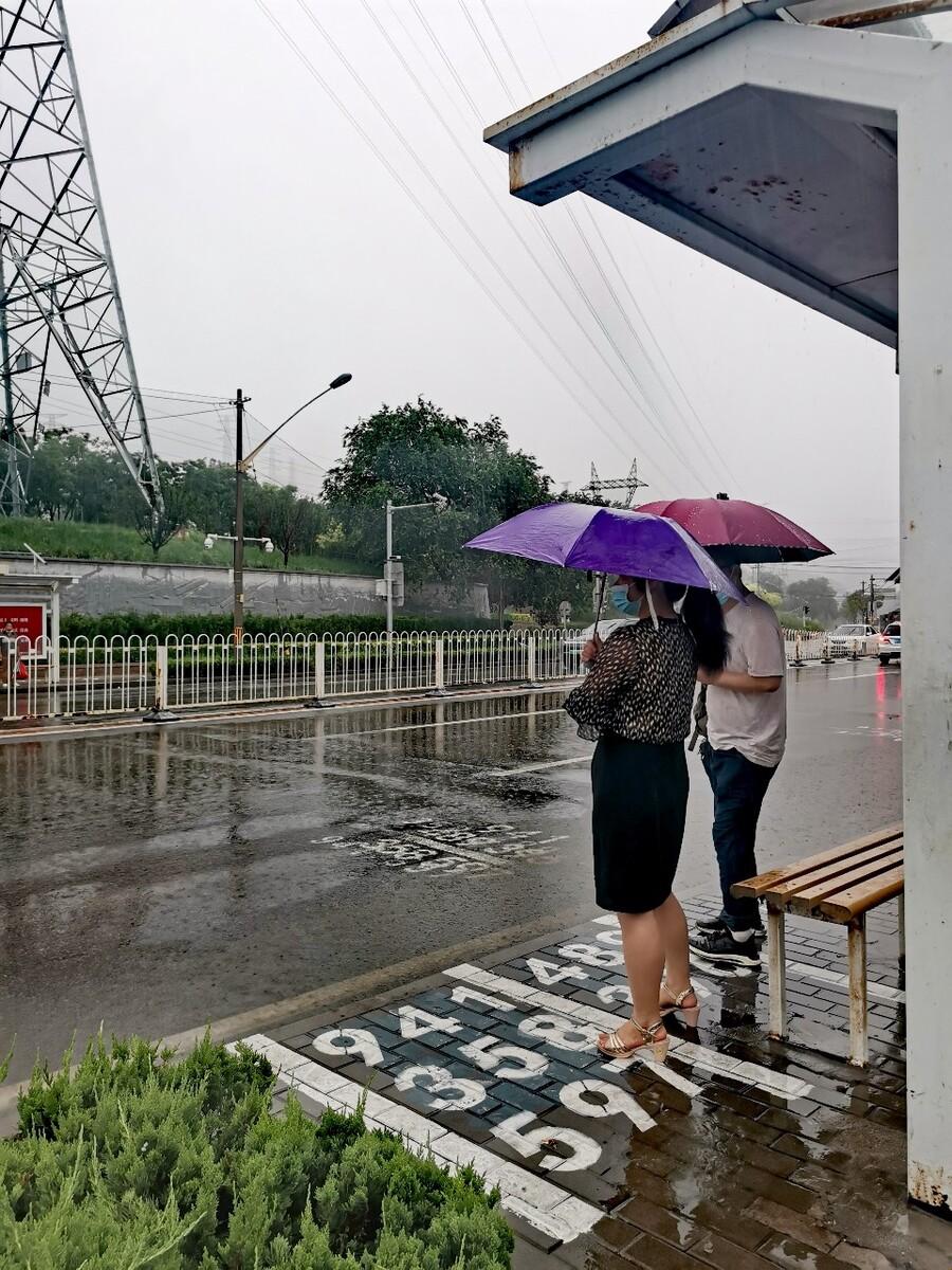 “雨天车站避雨2”：全球新焦点，笑谈科技狂潮