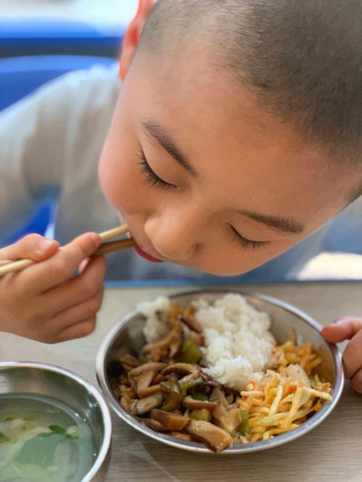 体育生与小可爱的“食量传奇”