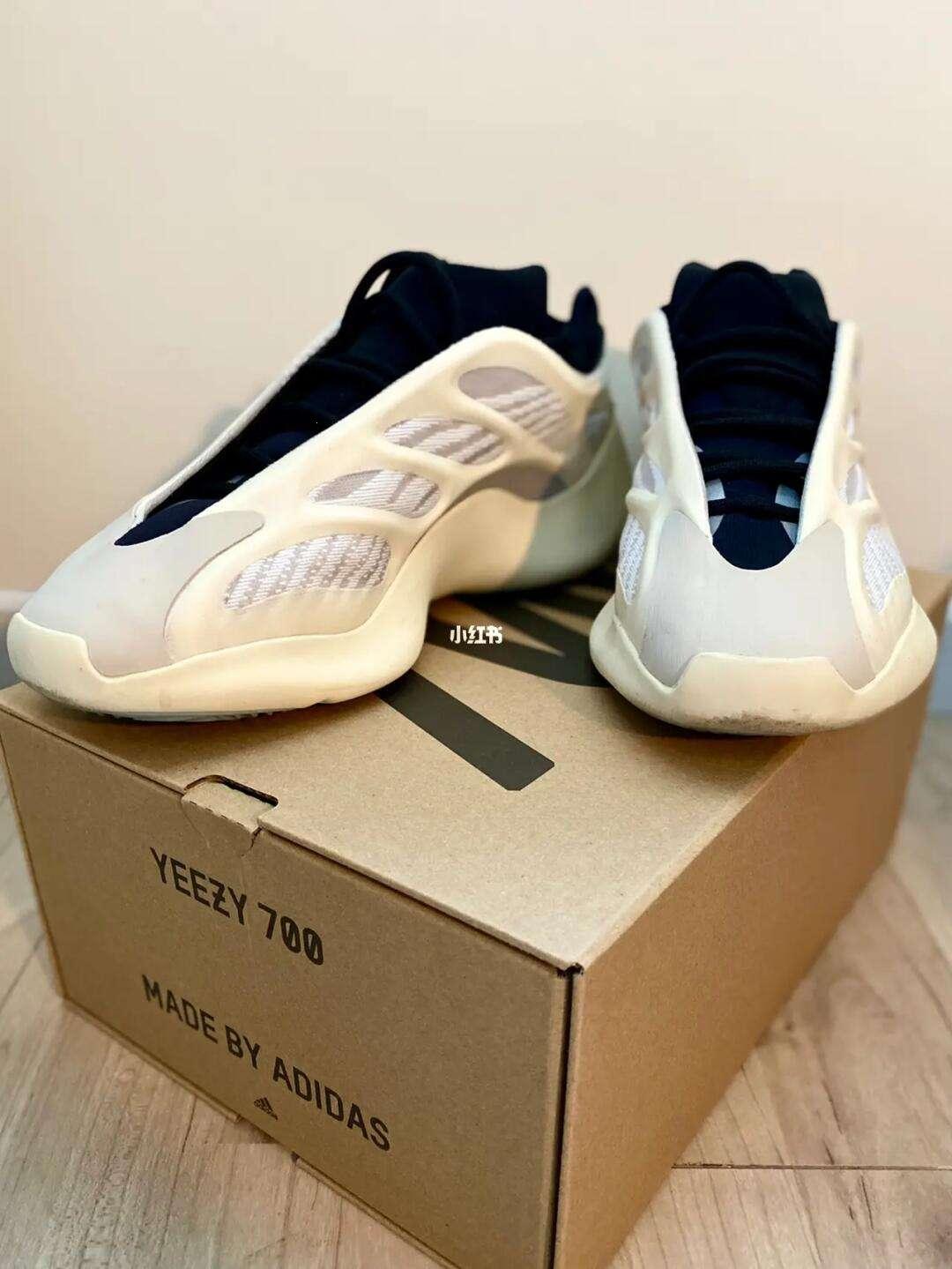 “Yeezy700硬如磐石？网友热炒探究竟！”