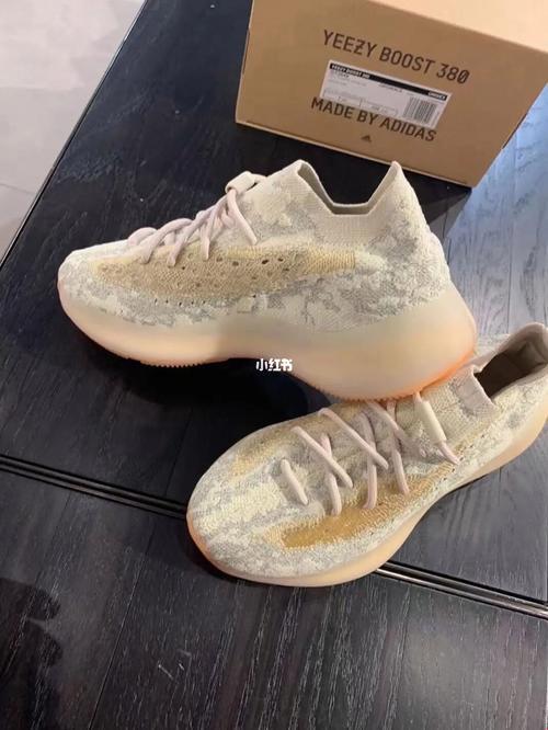 “粉红Yeezy380 VS 白红桃，网友：这是潮流新对决！”