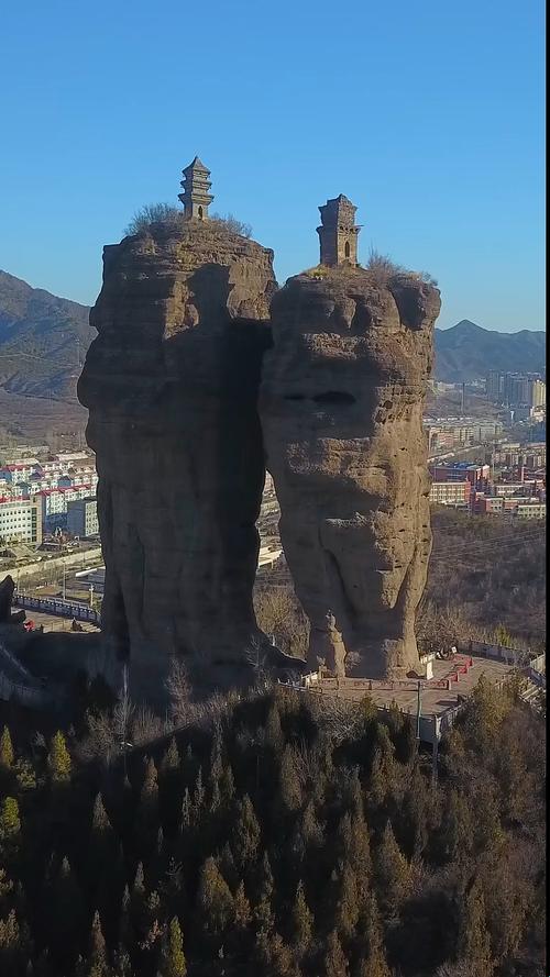 两峰映雪，科技逐流