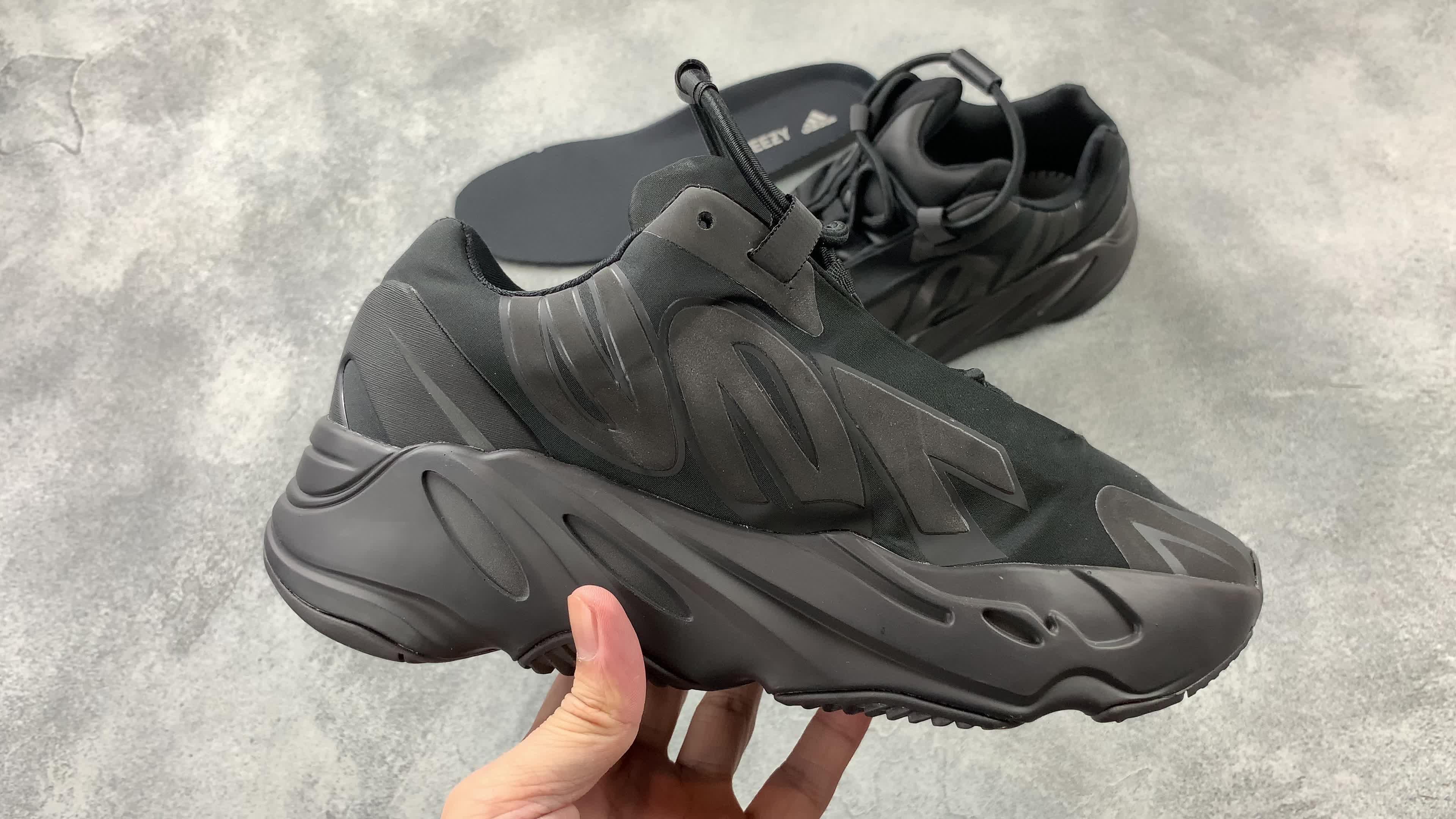 “Yeezy700.com：潮流界的闪亮新秀”