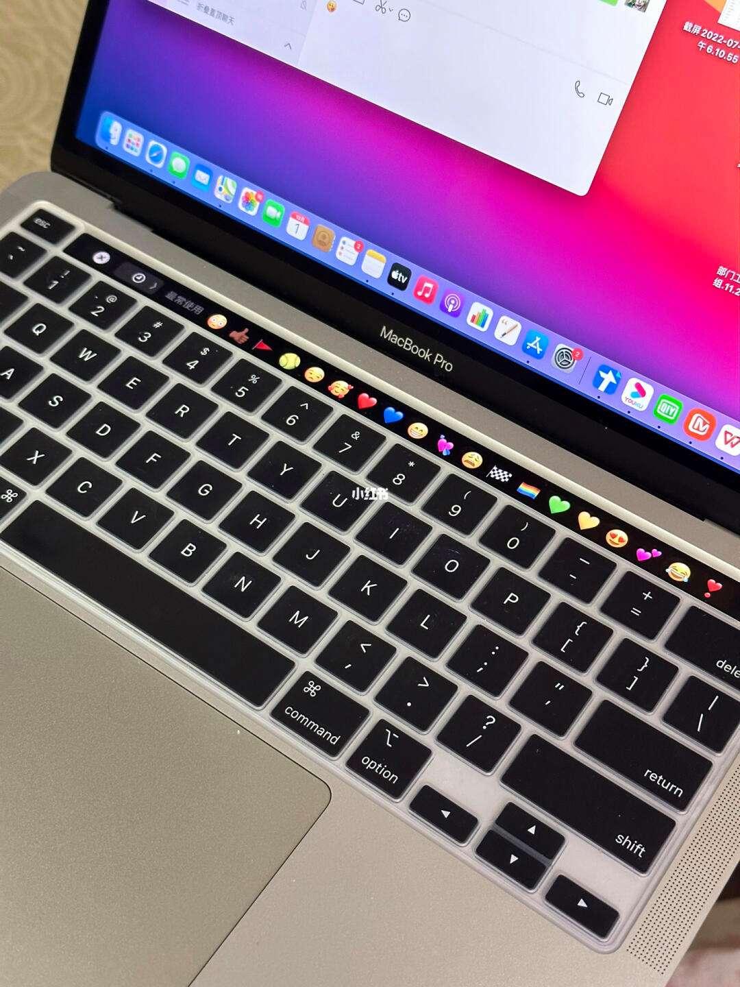 "萌新视角下的日系少年与他的MacBook Pro：一场键盘上的舞蹈"