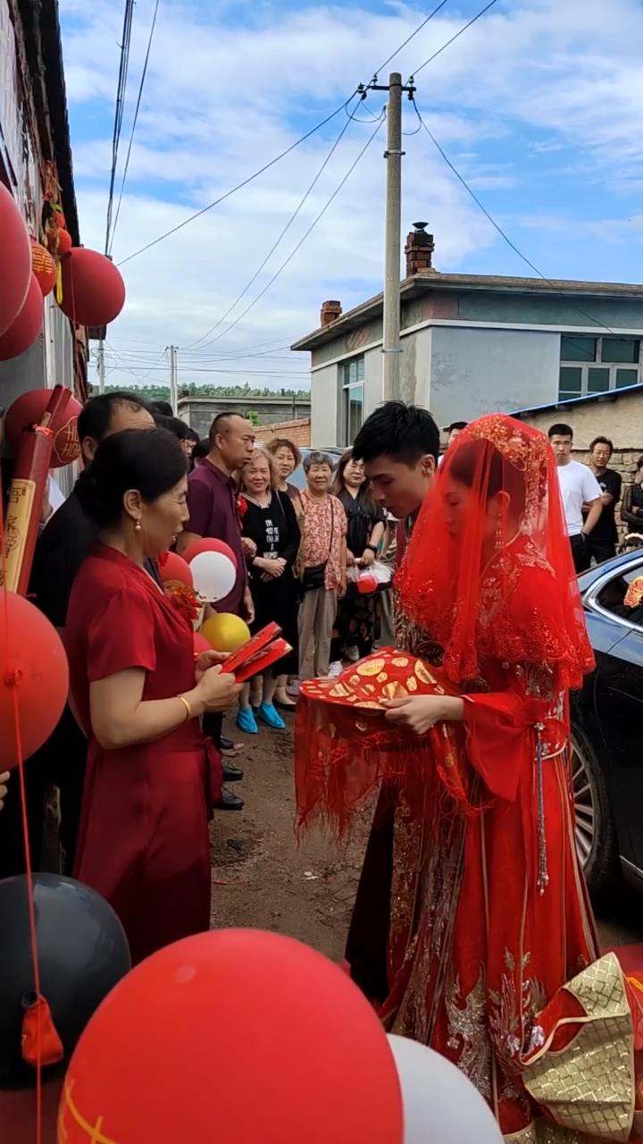 “奇闻！奇闻！儿媳妇瞒着丈夫接婆婆回家，荒诞剧还是温情戏？”