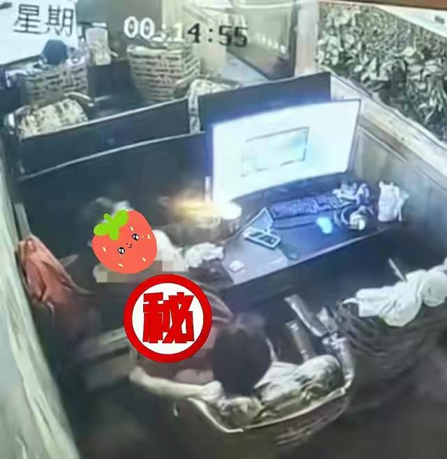 "摇摇床上的科技狂潮：裸睡打牌，潮流引爆者的无畏宣言"