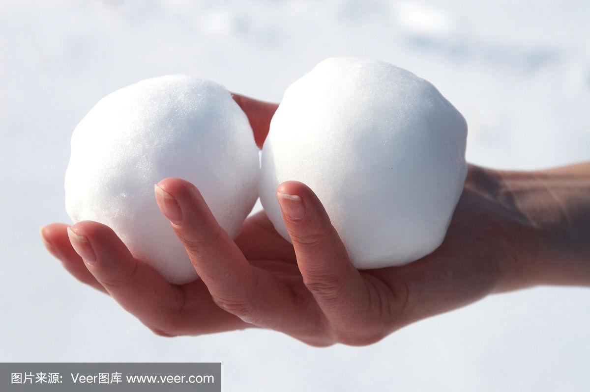 "两团雪球在手，科技江湖风起云涌"