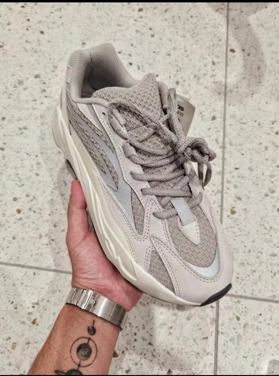 “YEEZY700固态传奇，网友热议：这是穿不坏的鞋？”