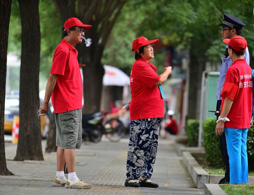 “黄娜娜传奇：热心‘朝阳群众’的极限跳跃”