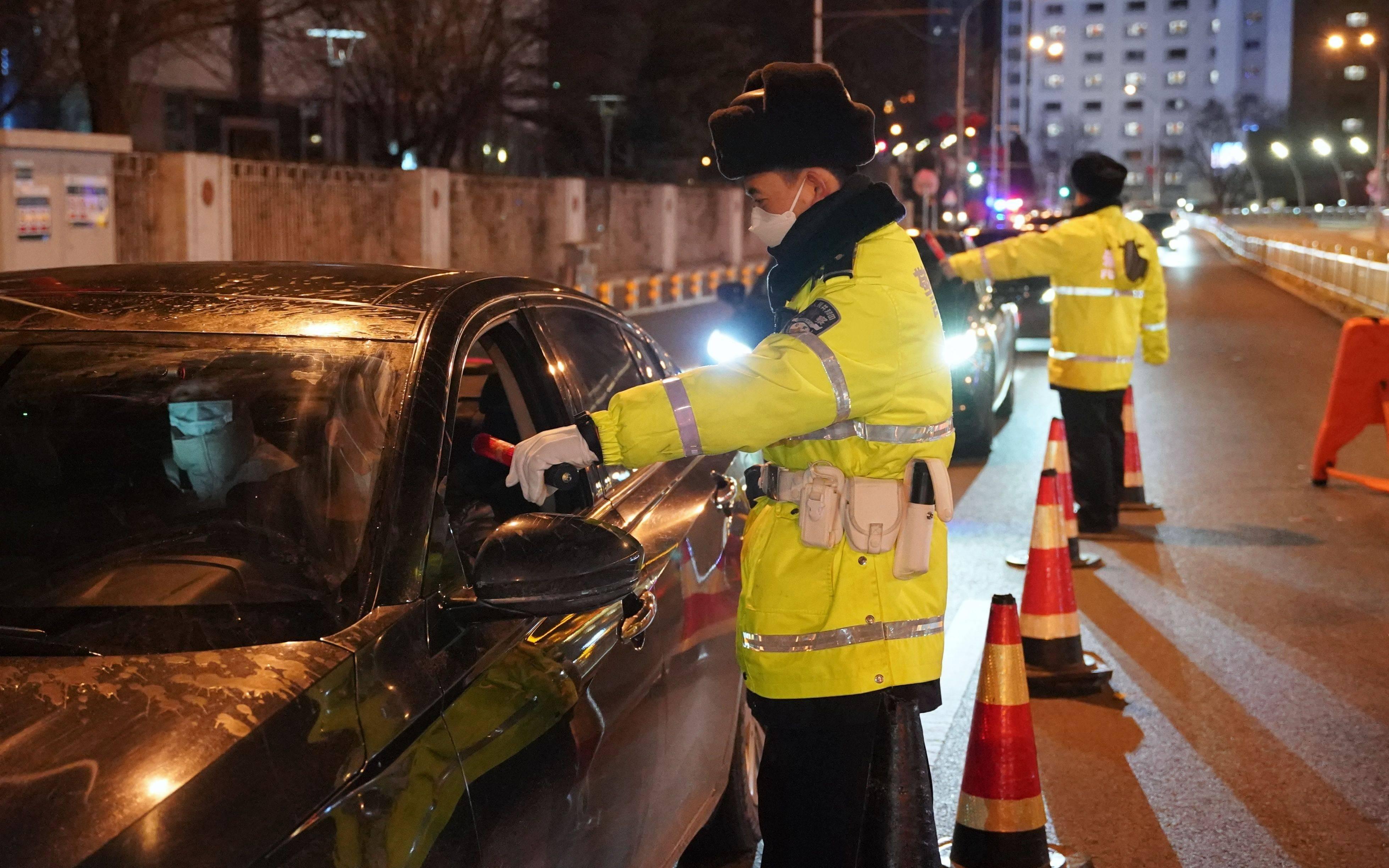 "交警「菊」警驾，网路喧嚣下的科技幽默"