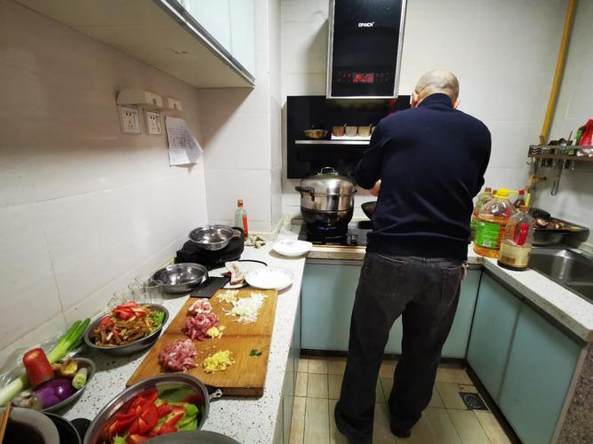 “狂炊索食，热情燃灶！——探秘科技厨房的欲望游戏”