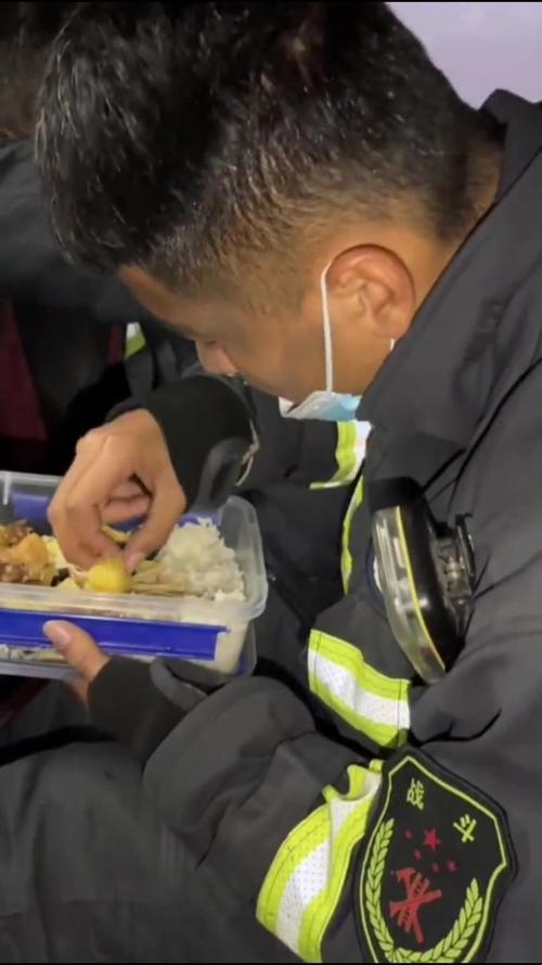 威海消防员“硬”食记：饭桌上的英雄传奇