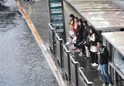 “雨天公交站避雨”热议背后：科技与生活碰撞的幽默反思