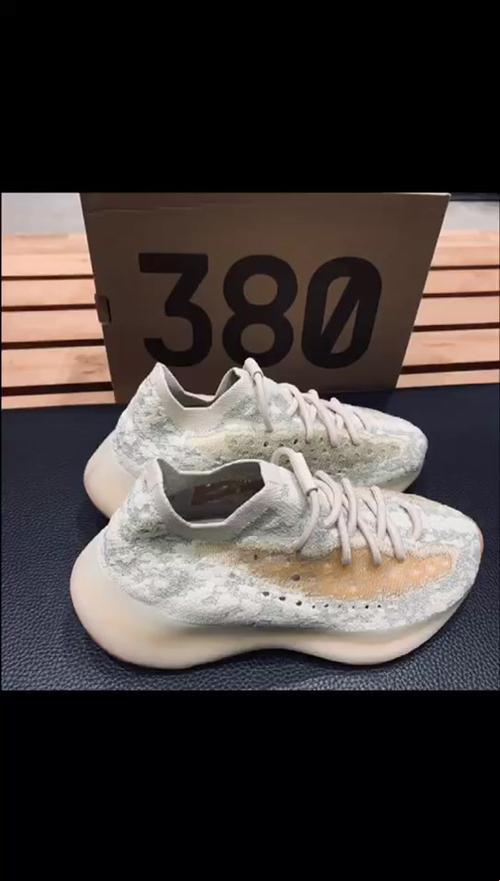 “Yeezy380蜜桃粉和白色”热议背后：笑谈科技潮流的荒诞剧场