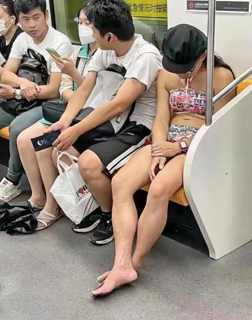 打破性别界限的穿搭实验：男生尝试女装真的存在道德困境吗？