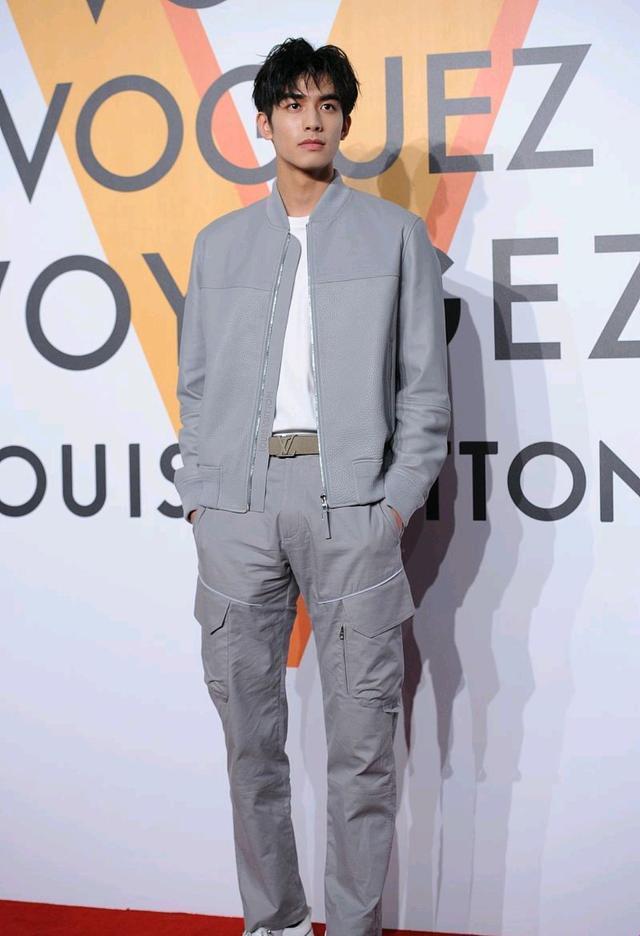 揭秘男星造型翻车背后的科技博弈：裤装隆起现象的深度拆解