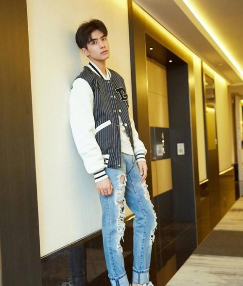 揭秘男星造型翻车背后的科技博弈：裤装隆起现象的深度拆解