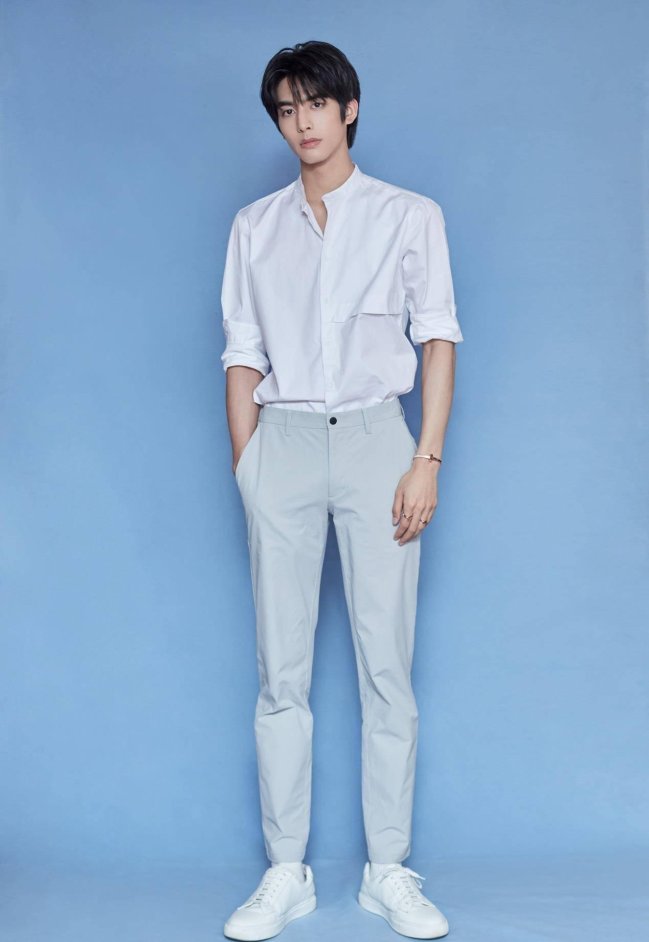 揭秘男星造型翻车背后的科技博弈：裤装隆起现象的深度拆解