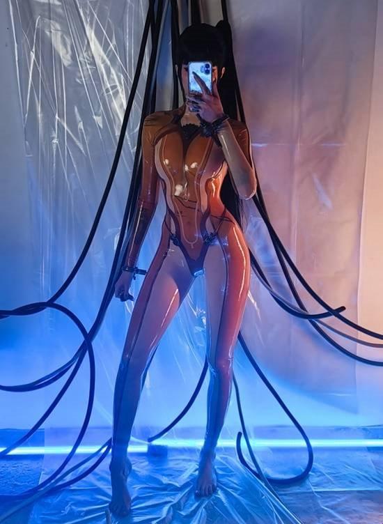 乳胶衣反人类穿法终结者：2025智能穿戴合规指南