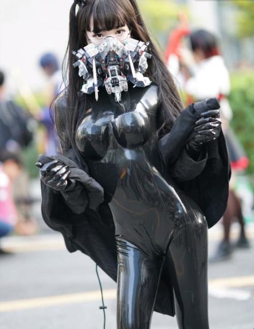 乳胶衣反人类穿法终结者：2025智能穿戴合规指南