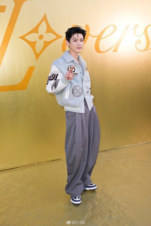 白敬亭挥裤子搭大包！这玩意儿咋就成了流量收割密码？