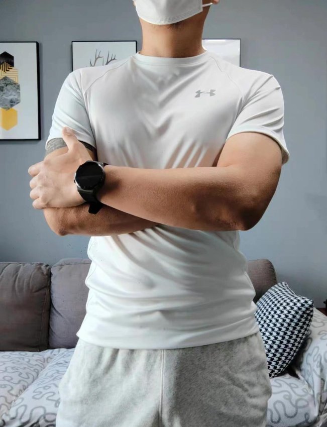 白敬亭挥裤子搭大包！这玩意儿咋就成了流量收割密码？