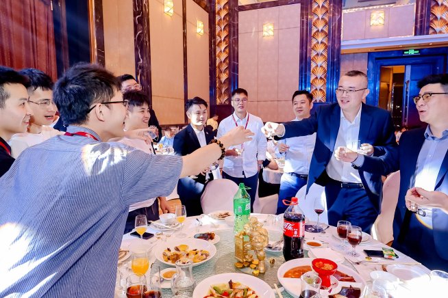 公司酒会王肿乔经理樟节竟成科技圈照妖镜？网友直呼职场荒诞实录藏不住了！