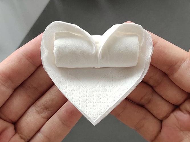 用卫生纸制作一个假j，网友直呼太离谱！