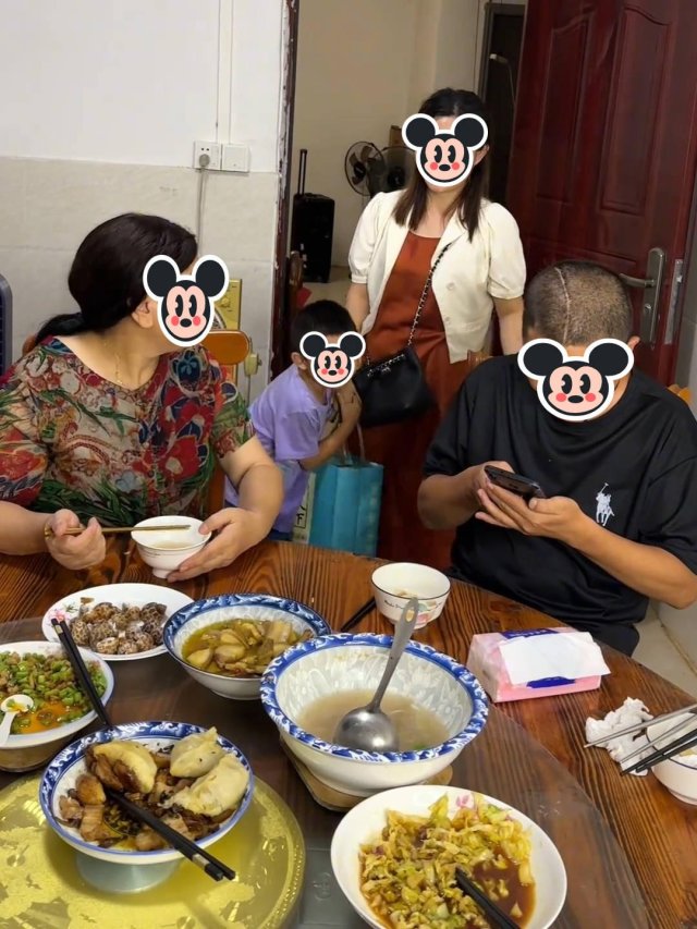 职场社交压力可视化手册：当升职宴遇上智能餐具