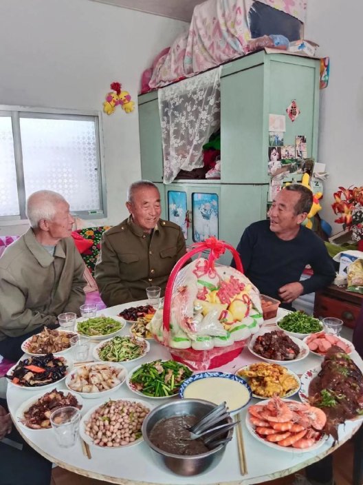 2025大伯哥夹菜争议：夹的是菜还是雷区？网友直呼这波操作太狠了