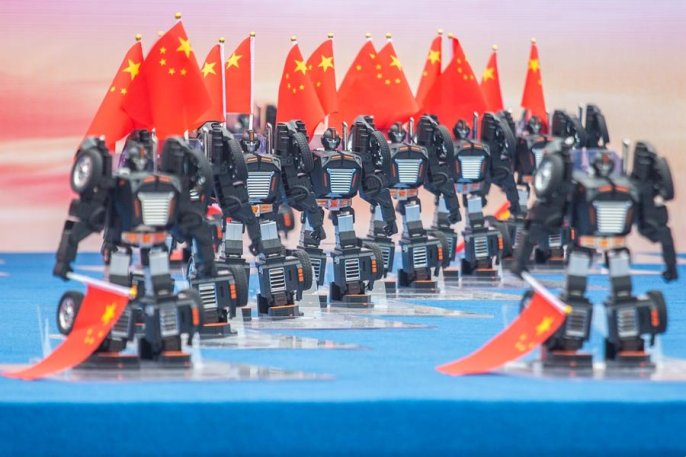 机器人方阵阅兵！是未来狂欢还是人类葬礼？