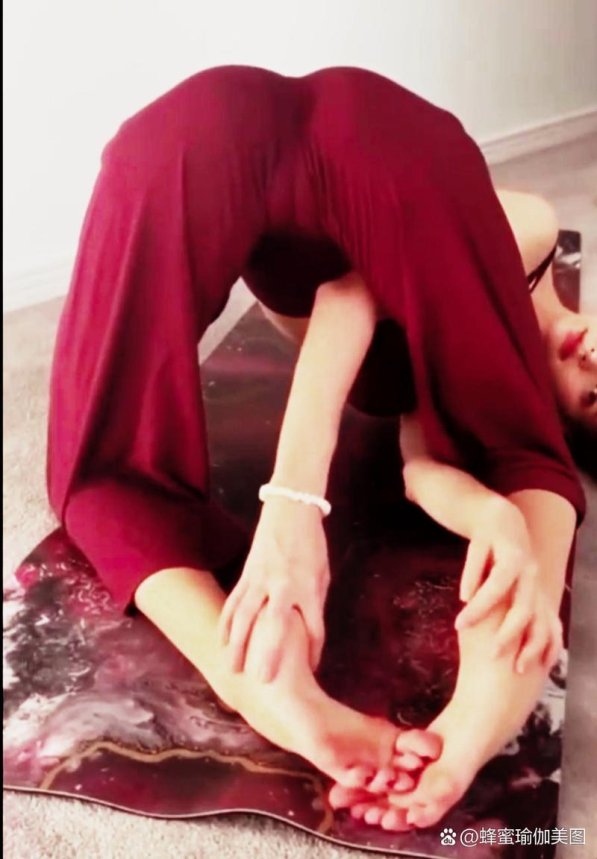 3月必看！新来的瑜伽老师第一集体式编排被怒怼？网友直呼这波操作真香