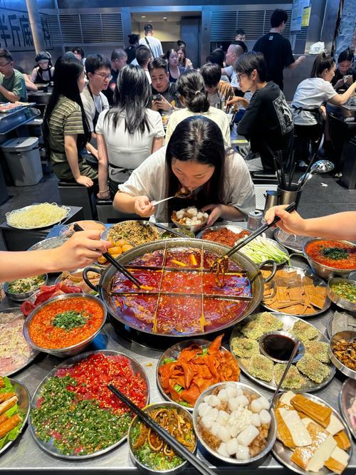 2025新说法：鸳鸯锅大战免费观看的三大隐藏漏洞，网友直呼被坑惨了！