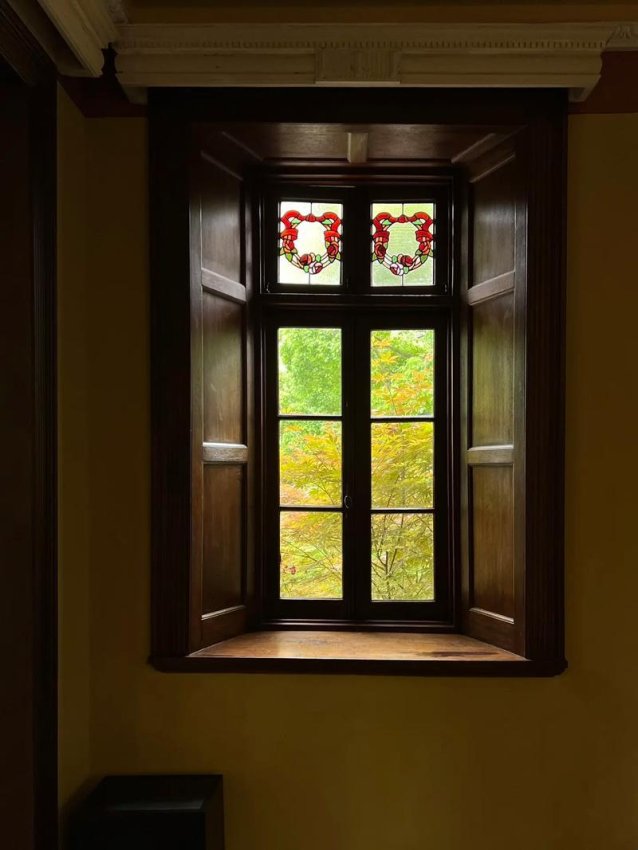 郁绍庭玻璃窗前藏着什么黑科技？普通用户也能解锁的智能视窗攻略！