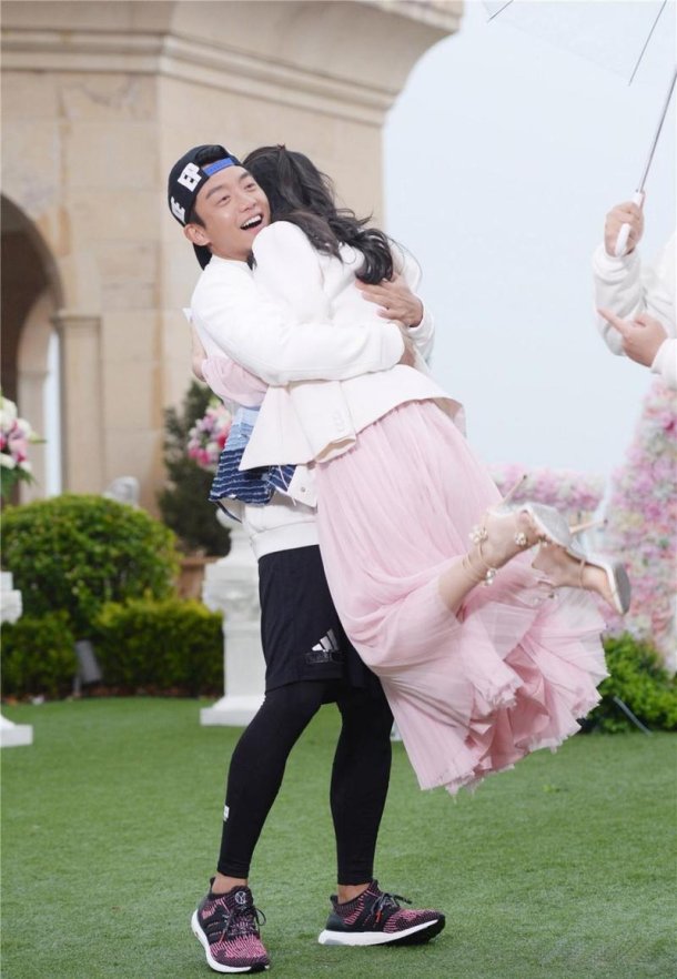 塞班岛跑男ai酒店黑科技:杨颖郑恺同款套房引爆2025数字旅游革命