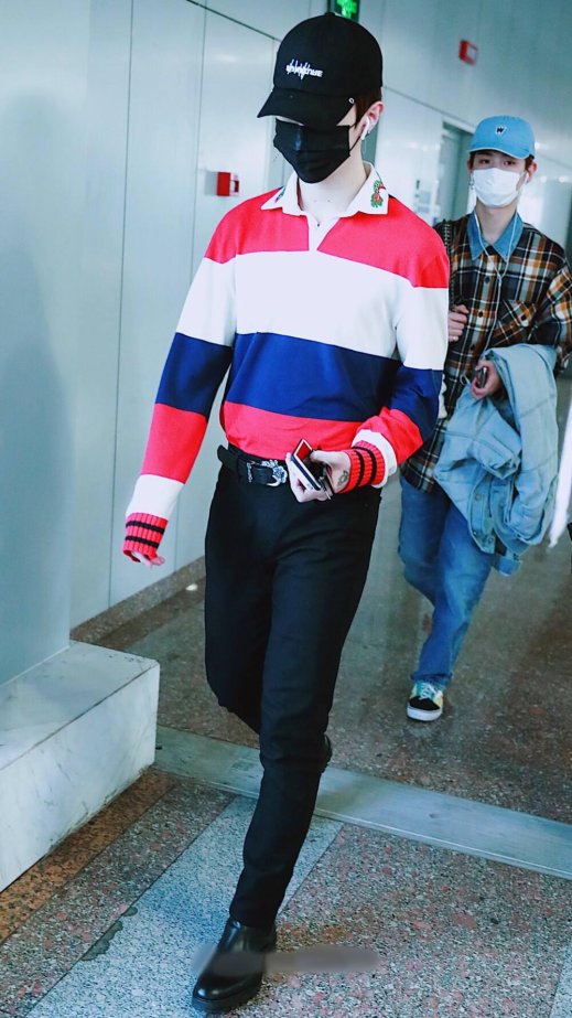 2025范丞丞裤子大鼓包高清图流出!网友直呼这波操作必须加入ai穿搭避雷手册