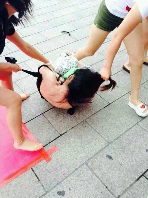 手撕女生衣服名场面:如何优雅应对社交尴尬?