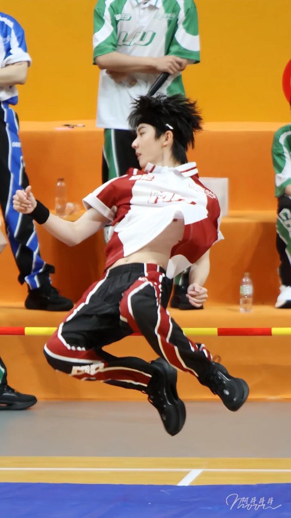 2025年3月:马嘉祺裤子显大包,网友直呼“这是什么神秘宝藏”