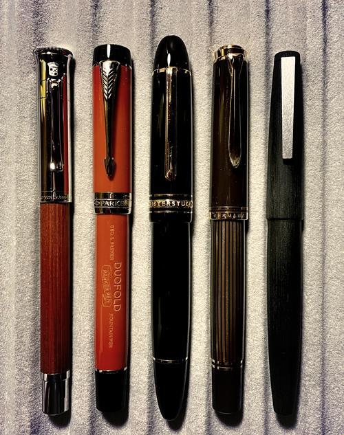 欧铭总裁钢笔开会桌角:最新惊人说法,网友直呼太离谱!