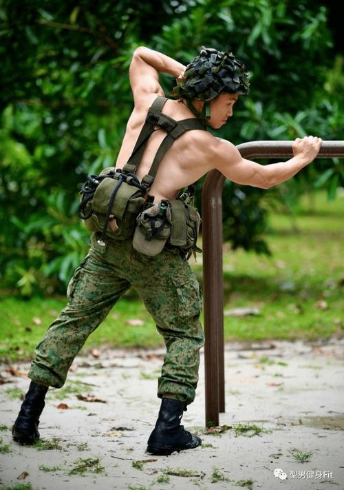 惊爆！男生军训三角装备竟成流量密码？2025版避坑指南来了
